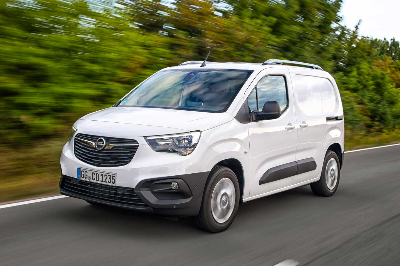 https://www.dataforce.de/wp-content/uploads/2018_09_Opel-Combo-Cargo-fahrt2_1370px-1.jpg