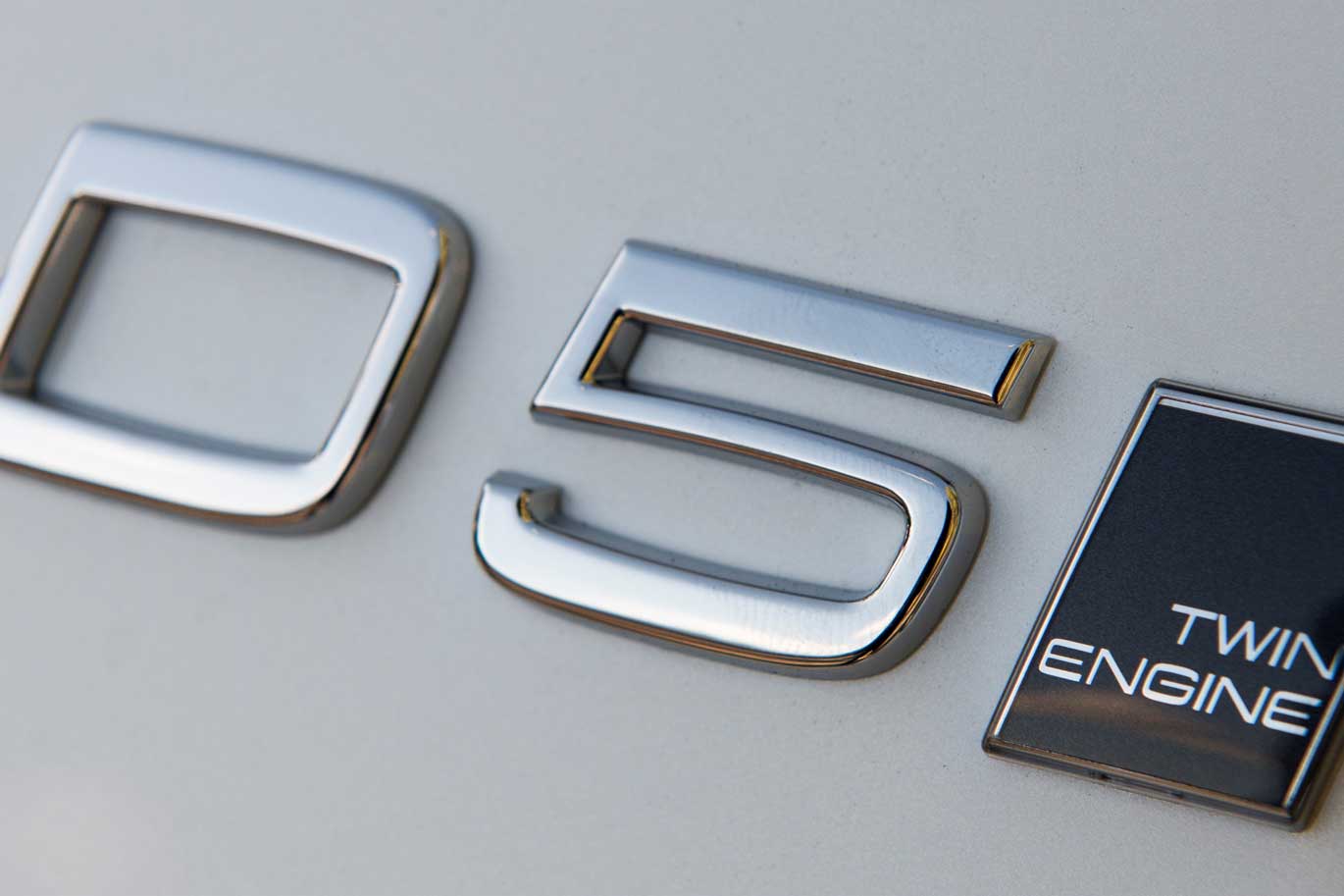 2018_09_volvo_v60_twin_engine_logo_1370px