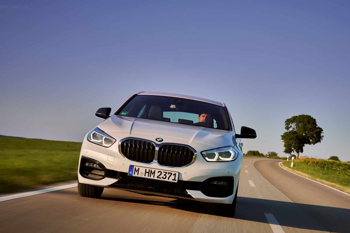 2019_12_bmw1er_landstraße_1370_bmwag BMW 1er