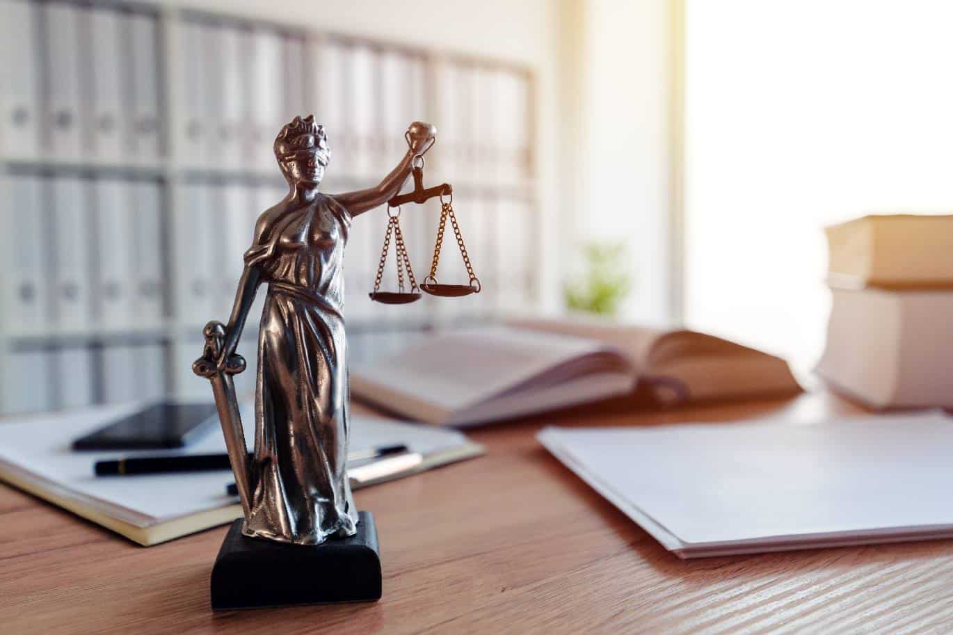 justiz-statue-büro-ordner-adobestock-253071345-low-res Halterhaftung