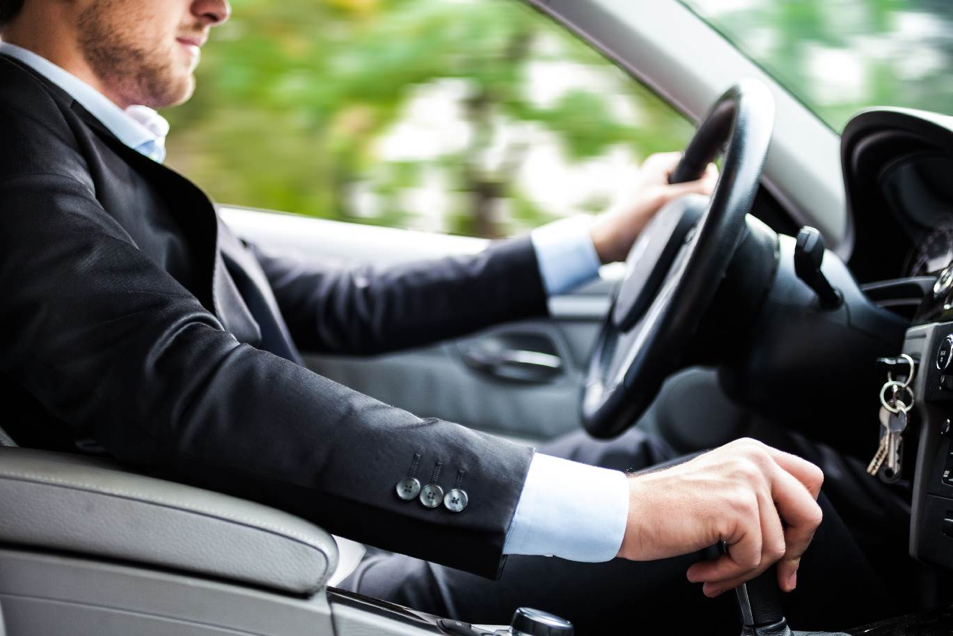 man driving his car Dienstwagenfahrer